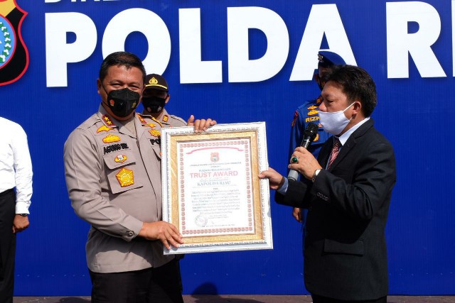 Terbaik dalam Menangani Sindikat Narkoba, Kapolda Riau Terima “Trust Award” dari Lemkapi