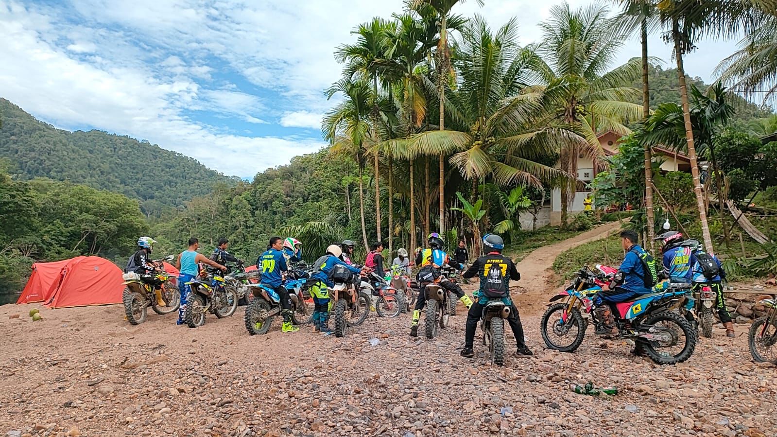 Komunitas Trabas Padang Sawah Kampar Gelar Bansos dan Trail Adventure