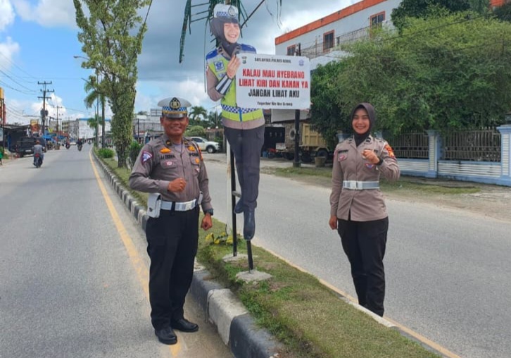 Turunkan Angka Pelanggaran Lalulintas, Satlantas Polres Rohil Pasang Standing People