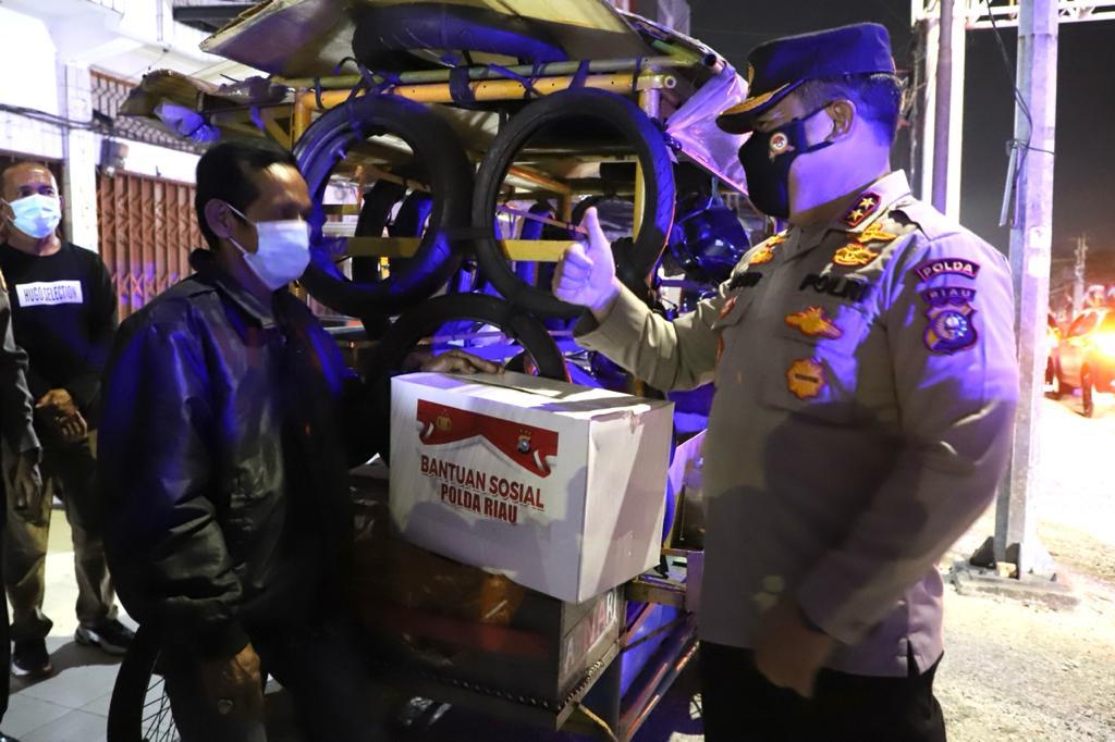 Dalam Patroli Skala Besar, Personel Polda Riau dan Bersama TNI Bagikan 2.655 Paket Sembako
