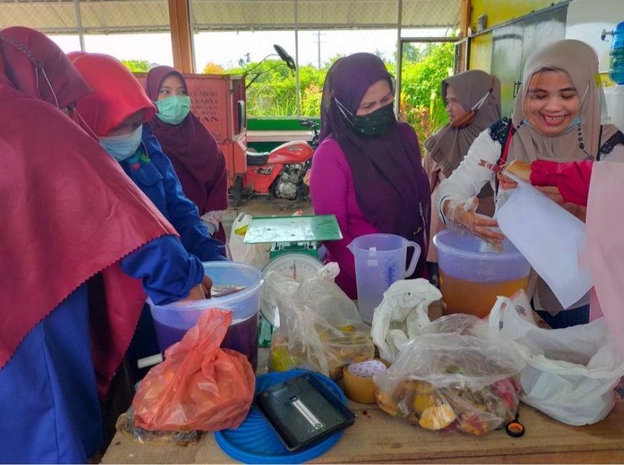 Dosen Fahutan Unilak Olah Limbah Kulit Buah Jadi Produk Handsanitizer dan Desinfektan