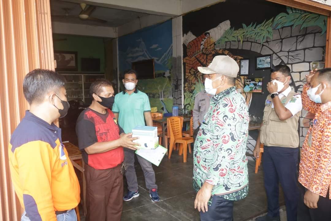 Bupati Siak Alfedri Sosialisasikan Penerapan PPKM Level 4 dan Bagikan Masker di Tualang