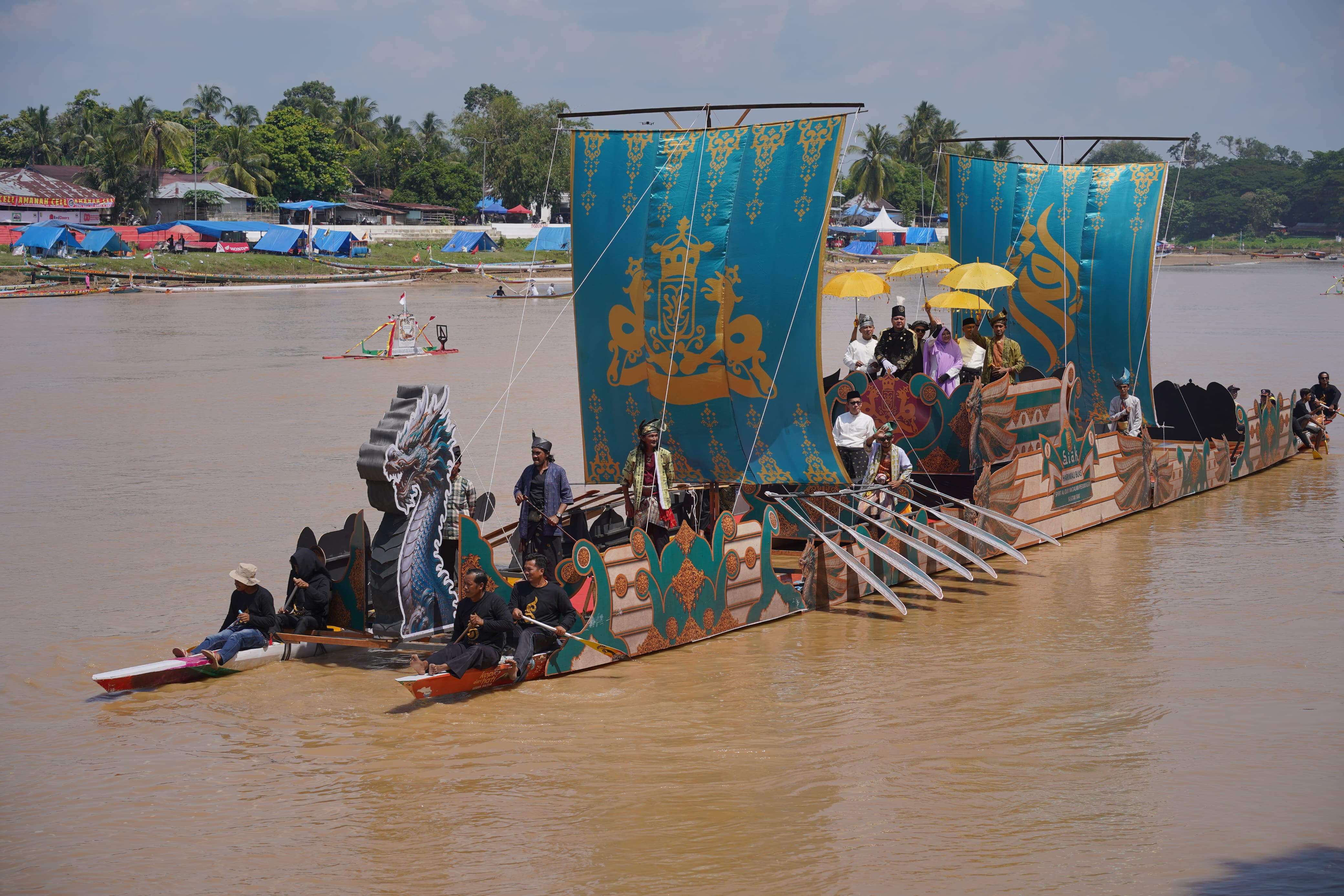 Kapal Harimau Buas Meriahkan Pawai Perahu Hias MTQ Riau di Sungai Batang Kuantan