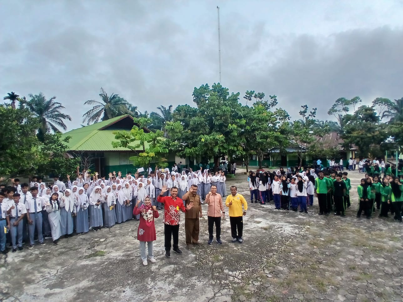 Berkunjung ke SMA Negeri 1 Siak  Hulu, Prof Dr Junaidi Tekankan Pentingnya Melanjutkan Studi di Perguruan Tinggi