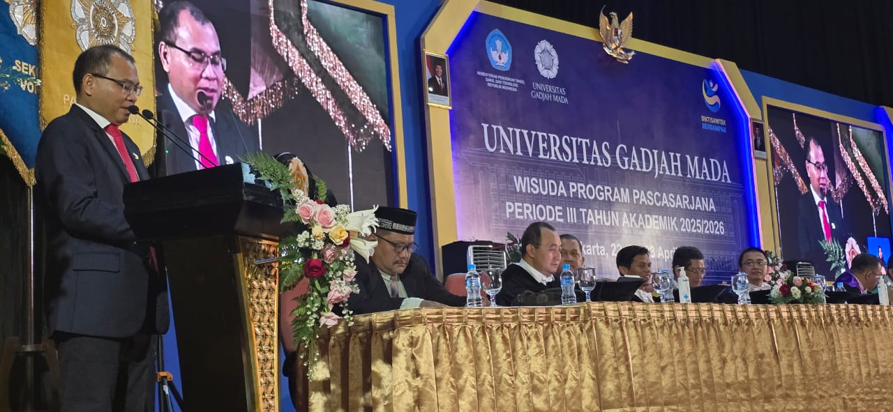 Hadiri Wisuda UGM, Prof Junaidi Sematkan Pin Alumni ke Wisudawan