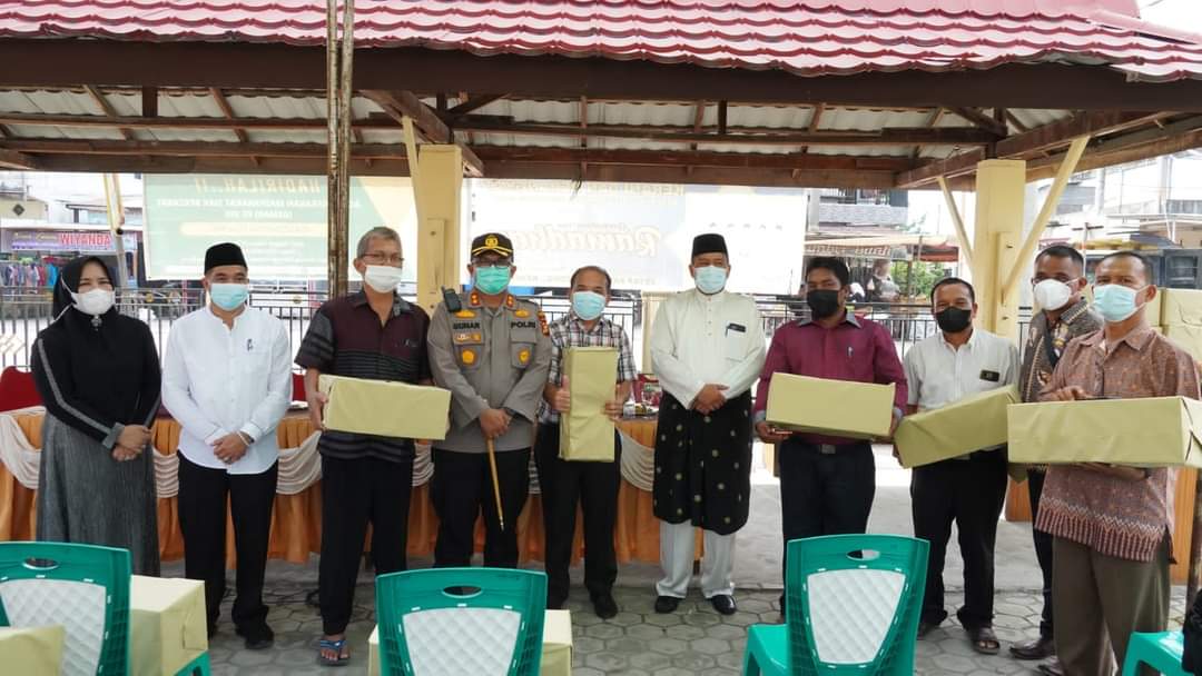 Bupati Siak Alfedri Berikan Bantuan Masker ke Rumah Ibadah di Kampung Perawang Barat
