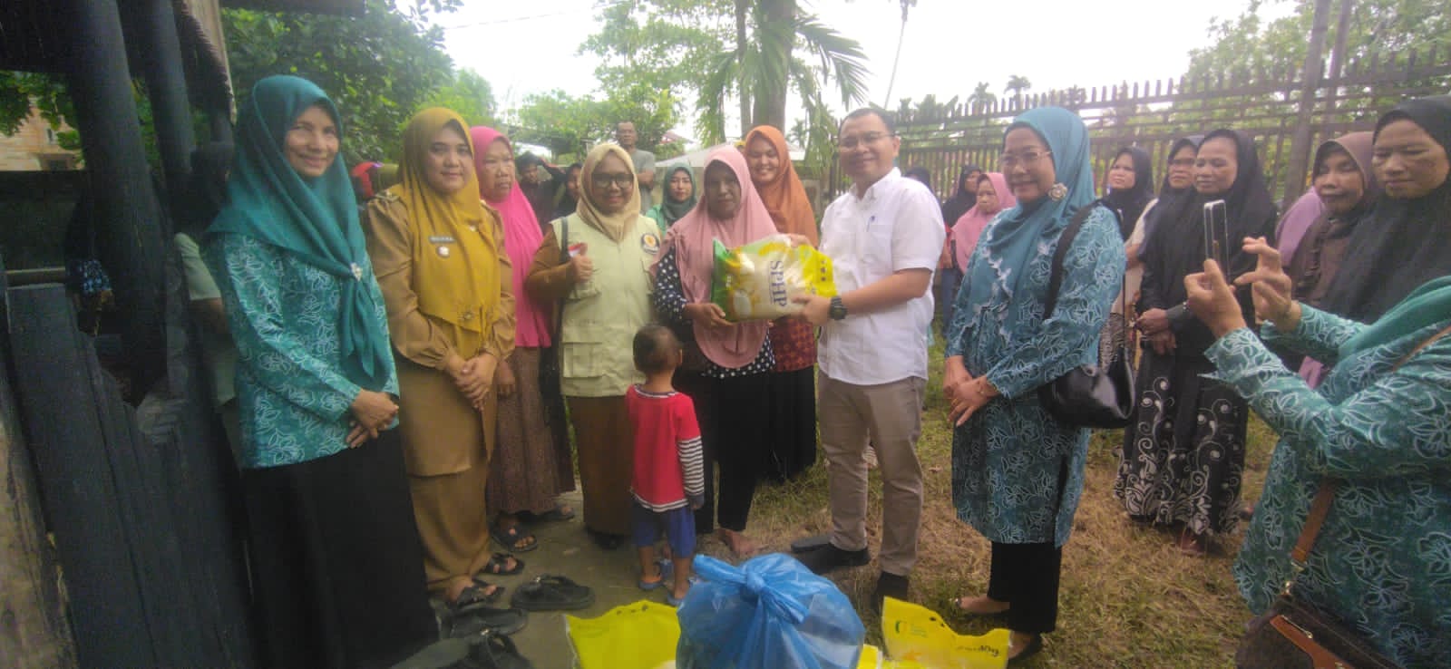 Kagama Pekanbaru Serahkan Bantuan ke Korban Banjir di Teluk Leok Limbungan