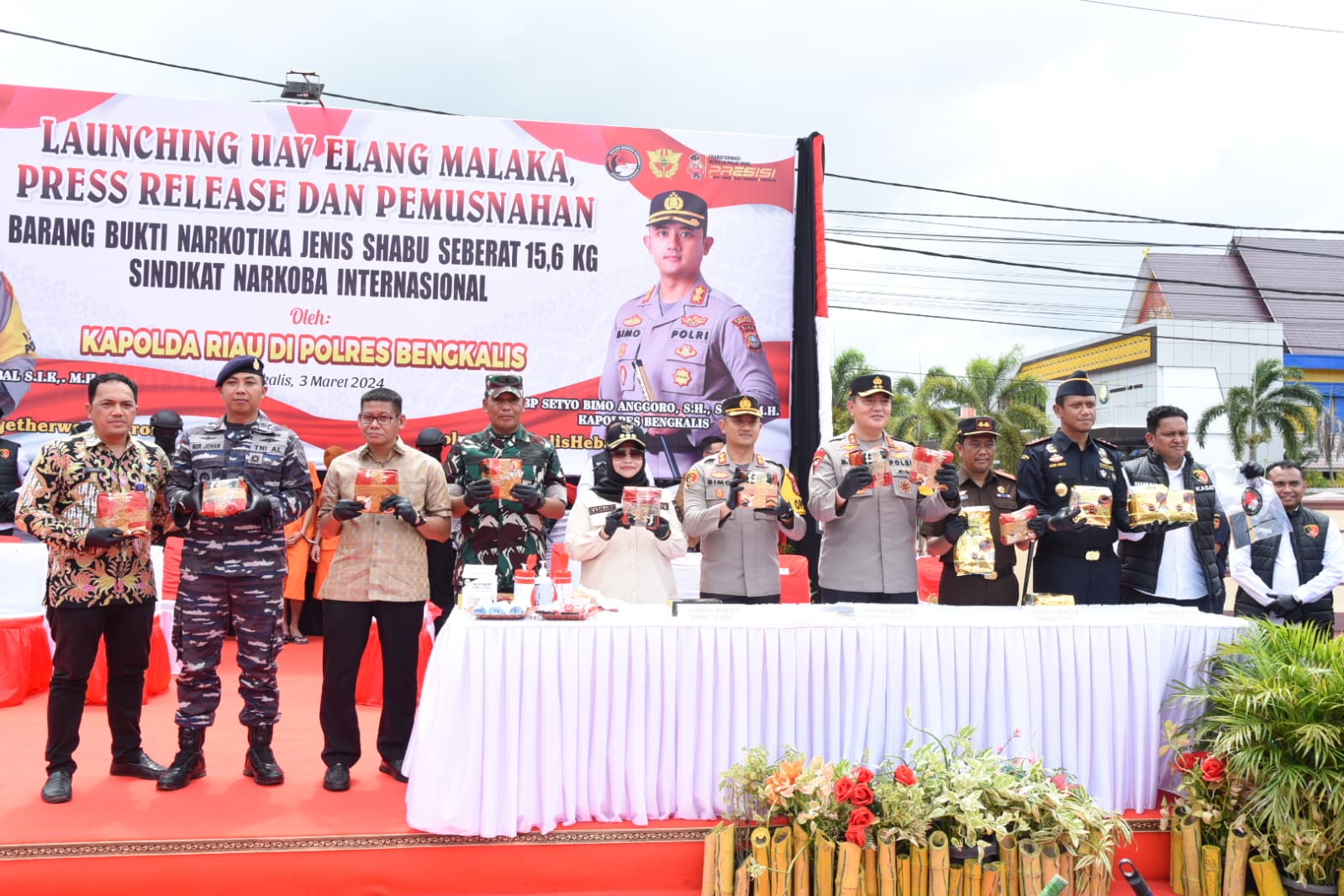 Bupati Bengkalis Kasmarni dan Kapolda Riau Ikut Musnahkan BB Narkoba 15,6 Kg