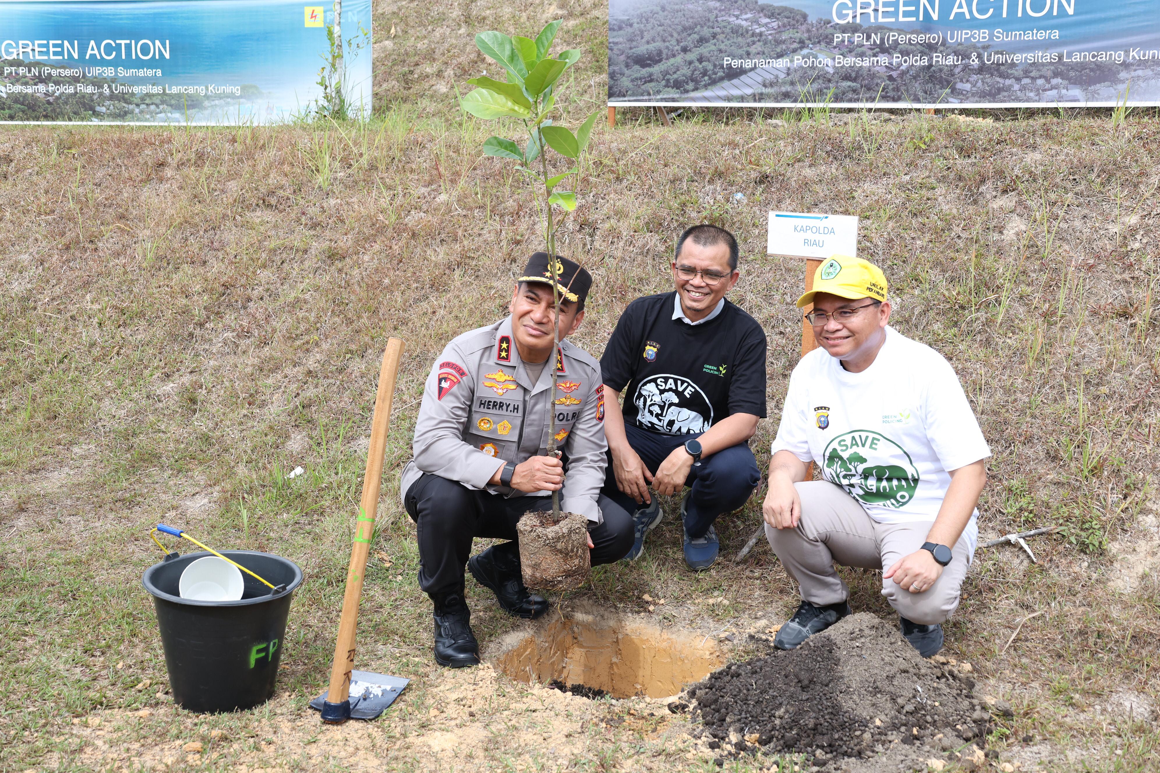 Aksi Green Action,  Unilak Bersama Polda Riau dan PLN Tanam 300 Bibit Pohon di Kampus Unilak