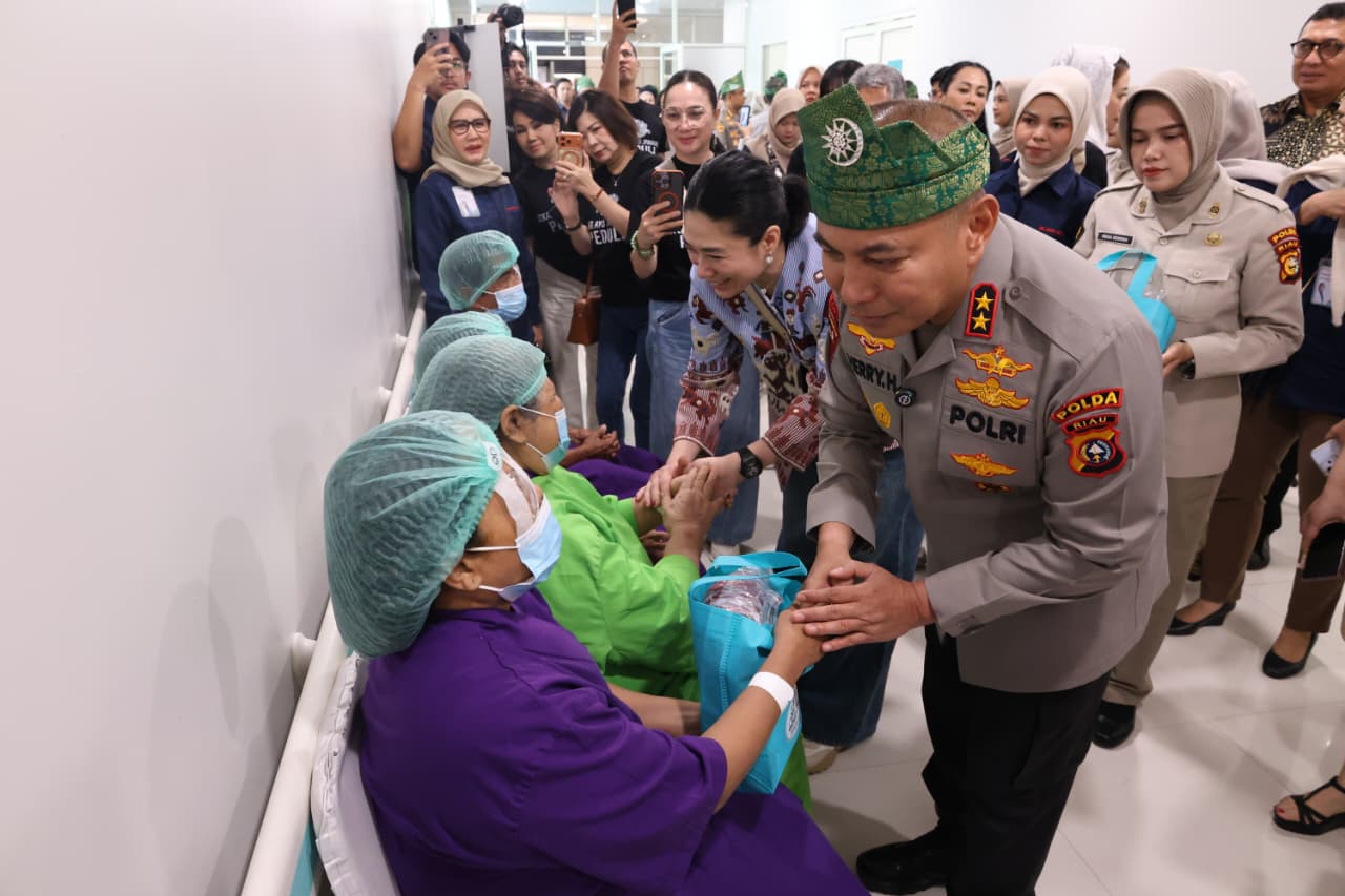 310 Pasien Jalani Operasi Katarak Gratis Polda Riau