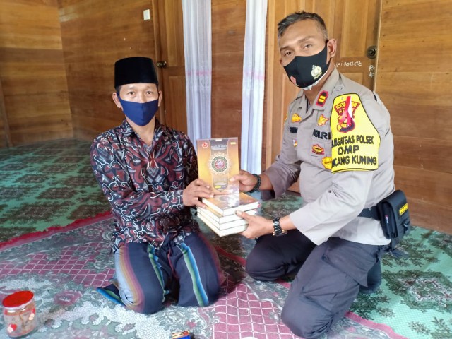 Polsek Tebing Tinggi Barat Bagikan Al Qur'an ke Sejumlah Yayasan dan Majelis Taklim