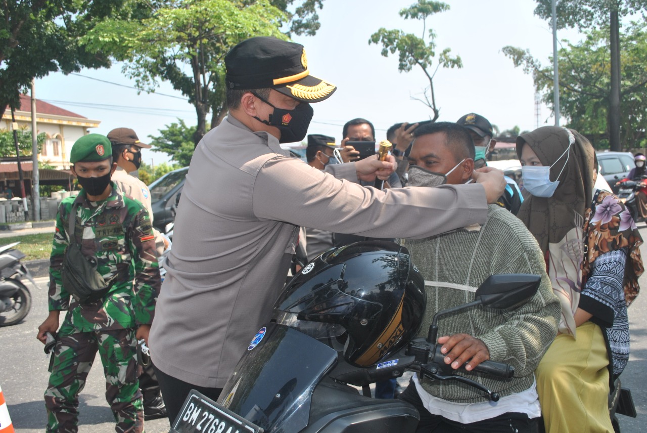 Kapolresta Pekanbaru Bagikan 580 Pcs Masker Gratis ke Masyarakat