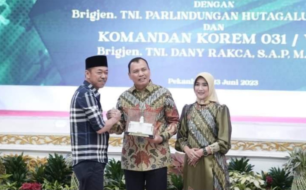 Bupati Rohil Afrizal Sintong Hadiri Pisah Sambut Danrem 031 Wira Bima