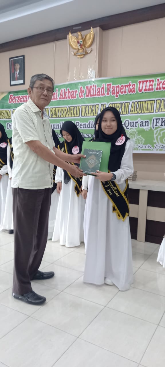 Alumni Faperta UIR Serahkan Qur’an Wakaf dan Sertifikat kepada 83 Tahfidz