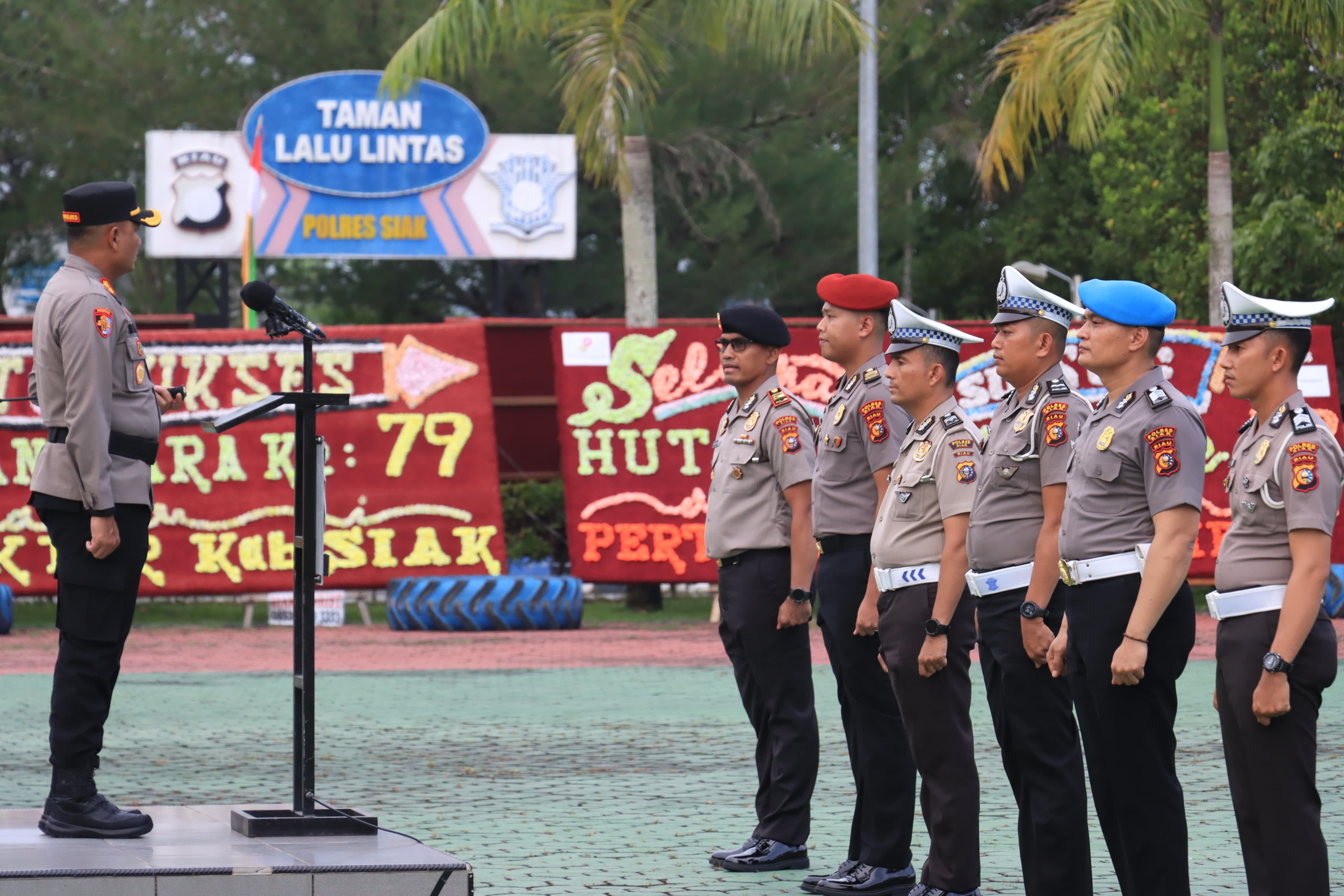 43 Personel Polres Siak Terima Penghargaan Atas Dedikasi dan Loyalitas dalam Menjalankan Tugas