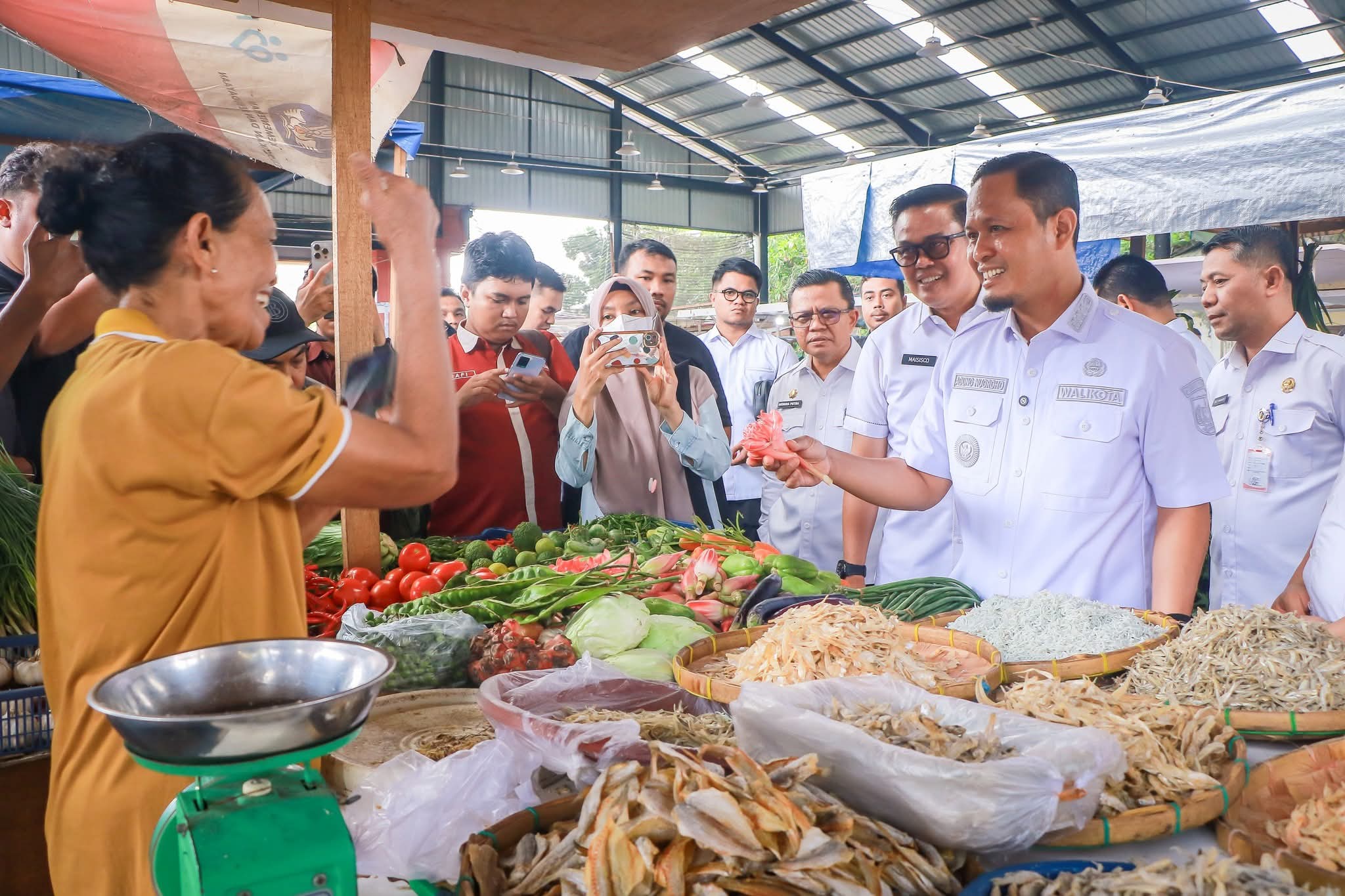 Wako Pekanbaru Tinjau Harga dan Stok Bahan Pangan di Pasar Palapa