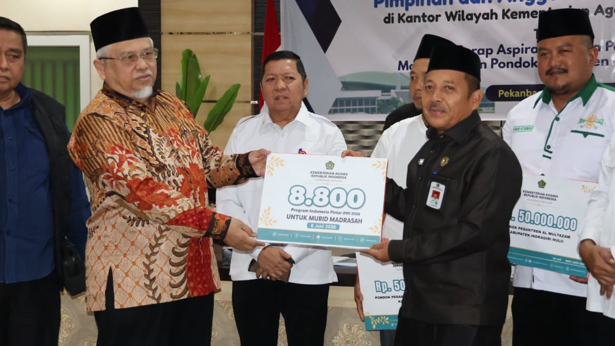 Komisi VIII DPR RI Serahkan Bantuan untuk Pesantren dan 8.800 PIP