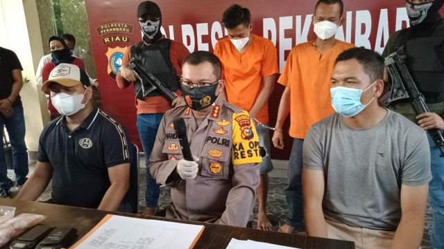 Satreskrim Polresta Pekanbaru Ringkus Dua Pelaku Pelemparan Petugas di Pangeran Hidayat