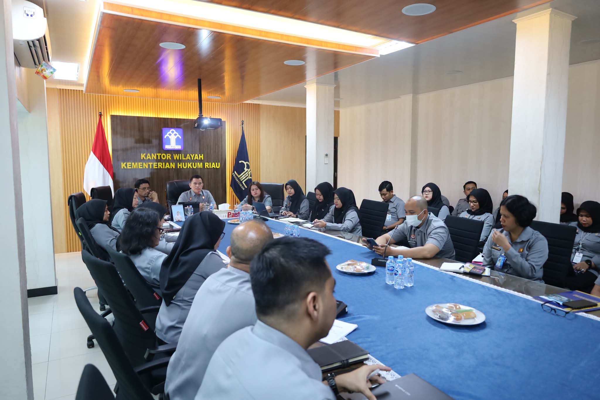 Akselerasi Kinerja dan Konsolidasi Program Strategis, Kakanwil Pimpin Rapat Kinerja Kemenkum Riau