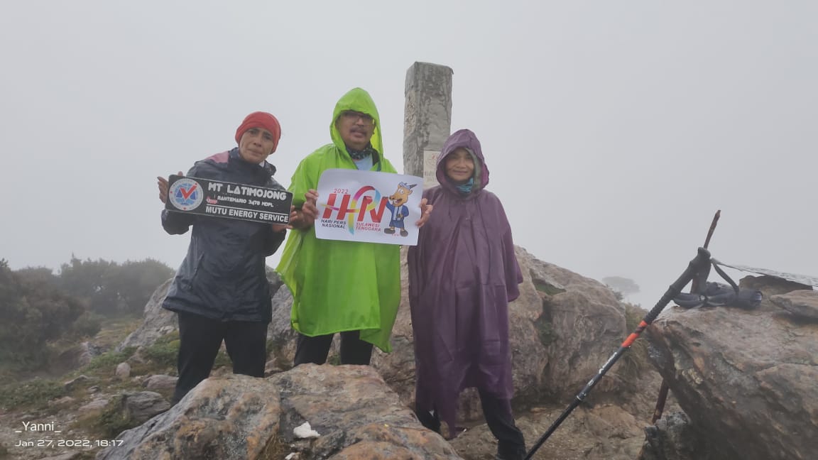 Dari puncak Gunung Latimojong, Dar Edi, Onaria dan Krishnayanni Kumandangkan HPN 2022