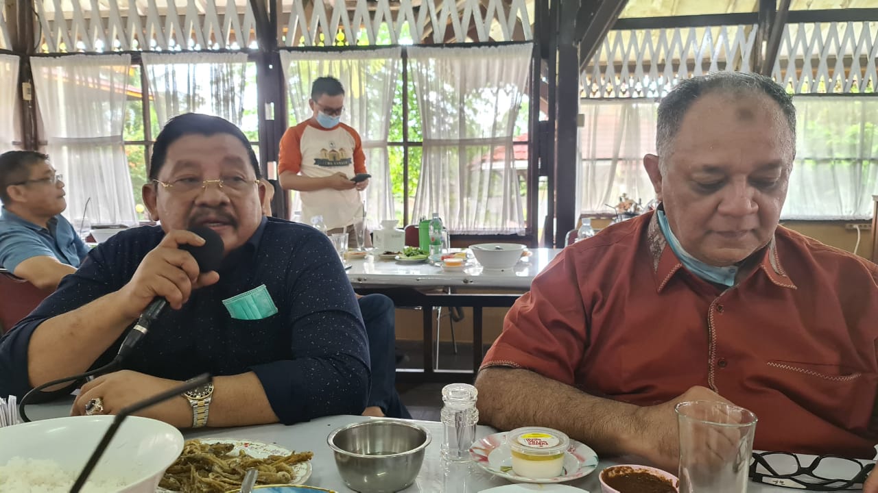 Didaulat Jadi Ketua Umum IKA UII Riau, Azmun Jaafar Tak Dapat Berkata Apapun