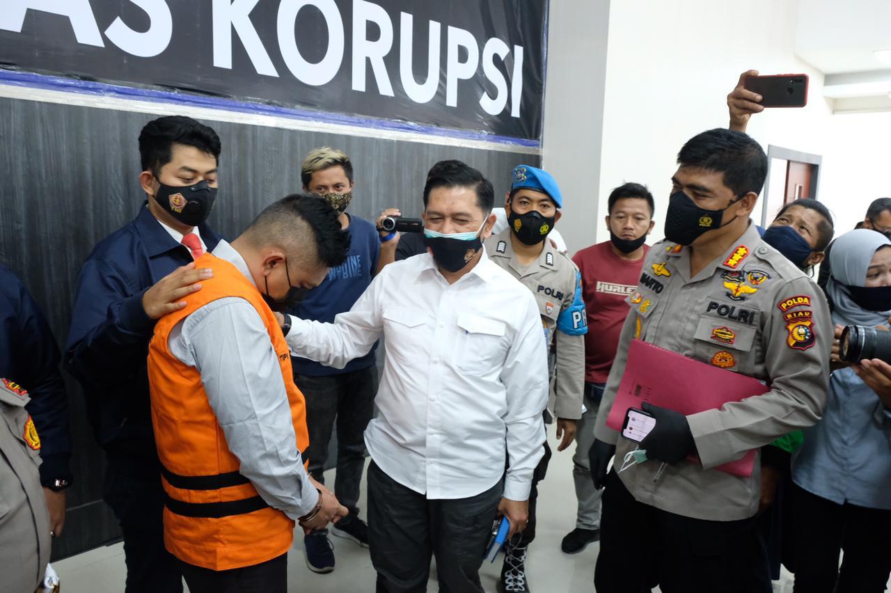 Sekcam Binawidya Kena OTT Tim Saber Pungli Polda Riau