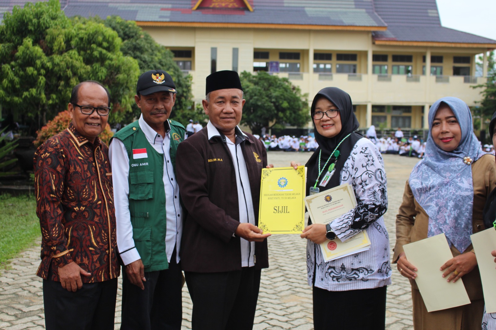 HUT PGRI, DMDI Riau Serahkan Sertifikat Penyertaan ke Kasek SMPN 6 Rumbai