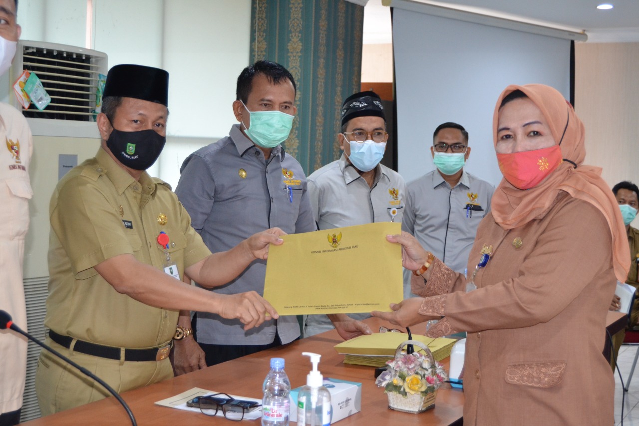 PJ Sekdaprov Riau Serahkan SAQ Badan Publik untuk OPD ke KI