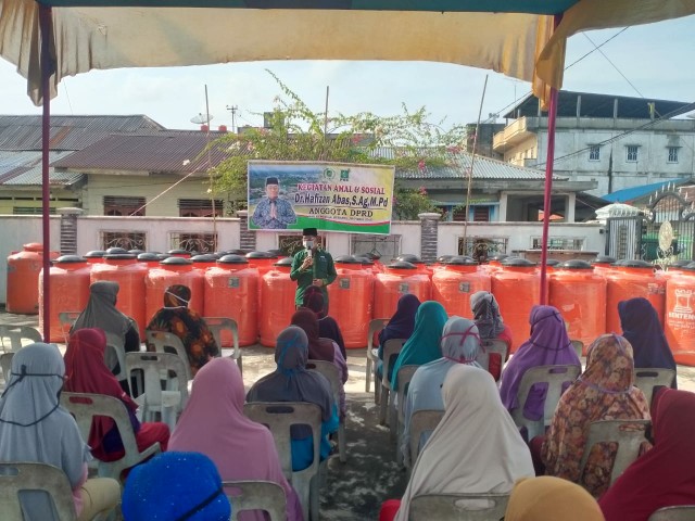 Hafizan Abas Serahkan Bantuan Drum Pinguin ke Masyarakat Tebing Tinggi