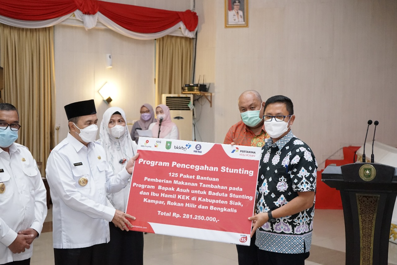 Gubri Serahkan Penghargaan Stunting  ke PHR WK Rokan