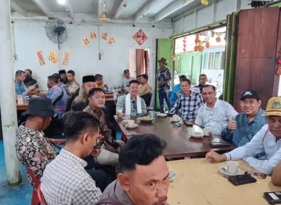 Kunker ke Pasir Limau Kapas, Bupati Rohil Afrizal Sintong Ngopi Bersama Warga