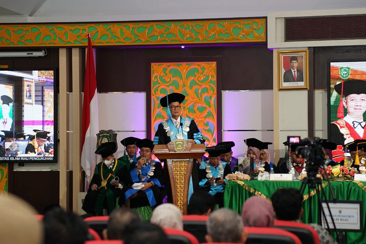 Prof Nurman Dikukuhkan Jadi Guru Besar Bidang Kebijakan Publik UIR