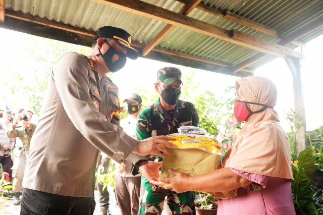Pangdam I/BB Bersama Kapolda Riau Bagikan Masker dan Sembako di Pasar Senapelan