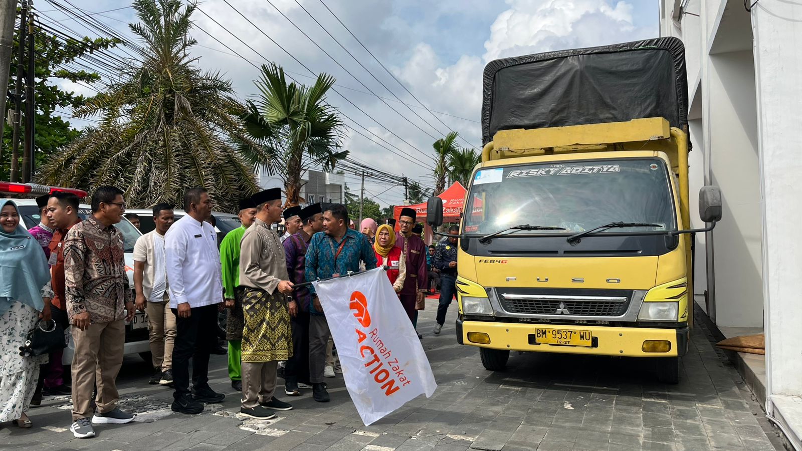 Rumah Zakat Riau Kirim Truk Kemanusiaan Peduli Bencana Sumatera