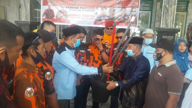 Hari Sumpah Pemuda, BKPRMI dan PP Bersih-bersih Masjid  dan Bagi Masker