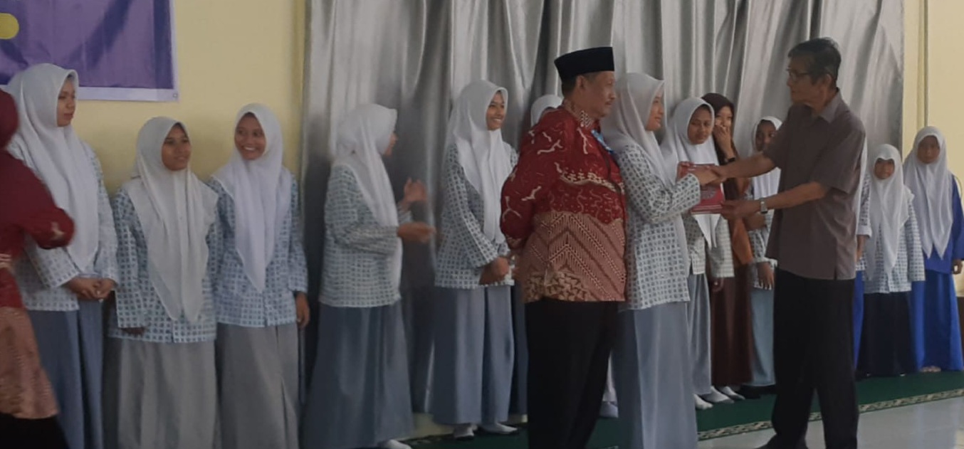 KWQ Serahkan Mantuan Mushaf Al-Qur'an ke Pelajar Tahfidz Sekolah Al Huda Pekanbaru
