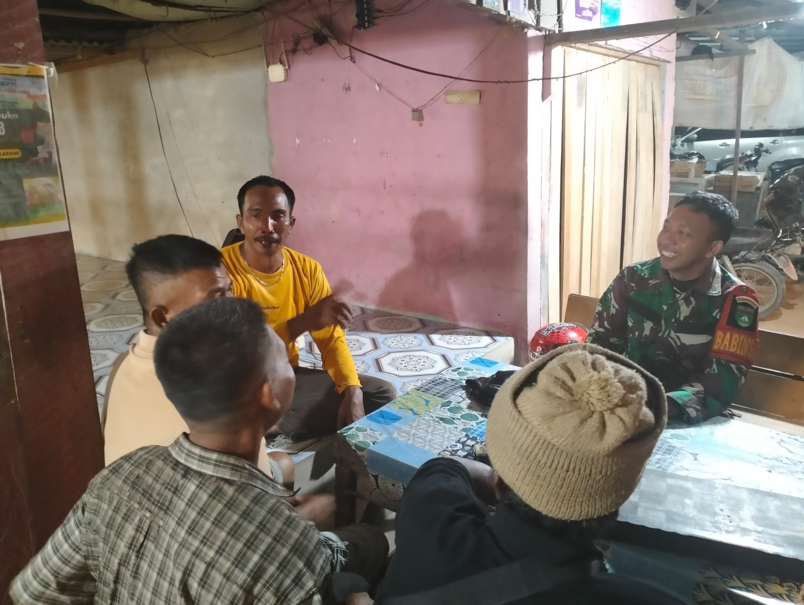 Dua Babinsa Koramil 0321- 02/TP Patroli Siskamling di Rantau Kopar