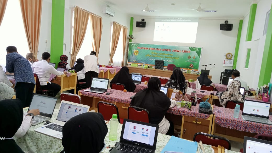 Fasilitasi Pelatihan Penulisan Artikel Jurnal Ilmiah untuk Guru Madrasah Negeri