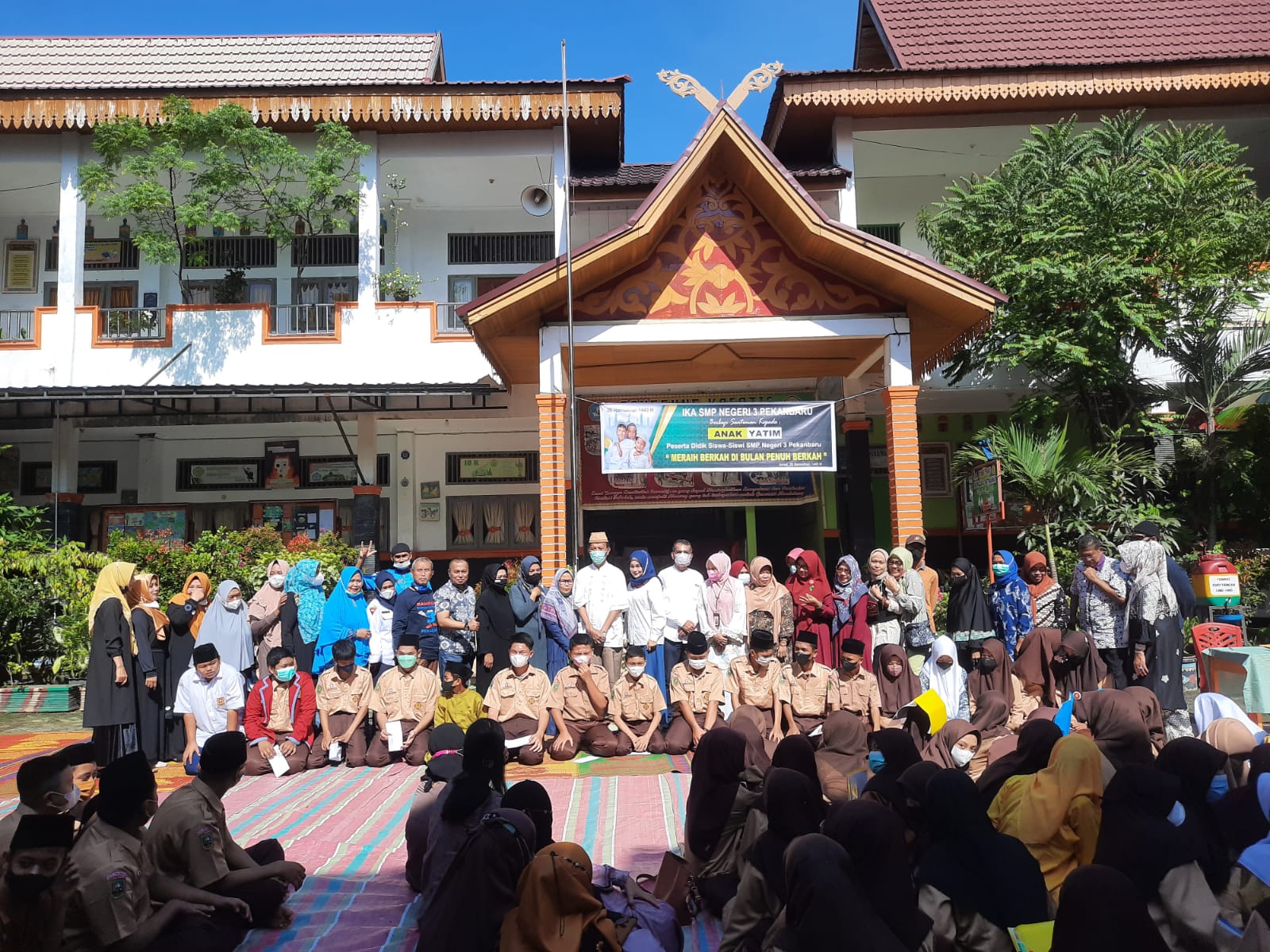 IKA SMPN 3 Pekanbaru Santuni Anak Yatim