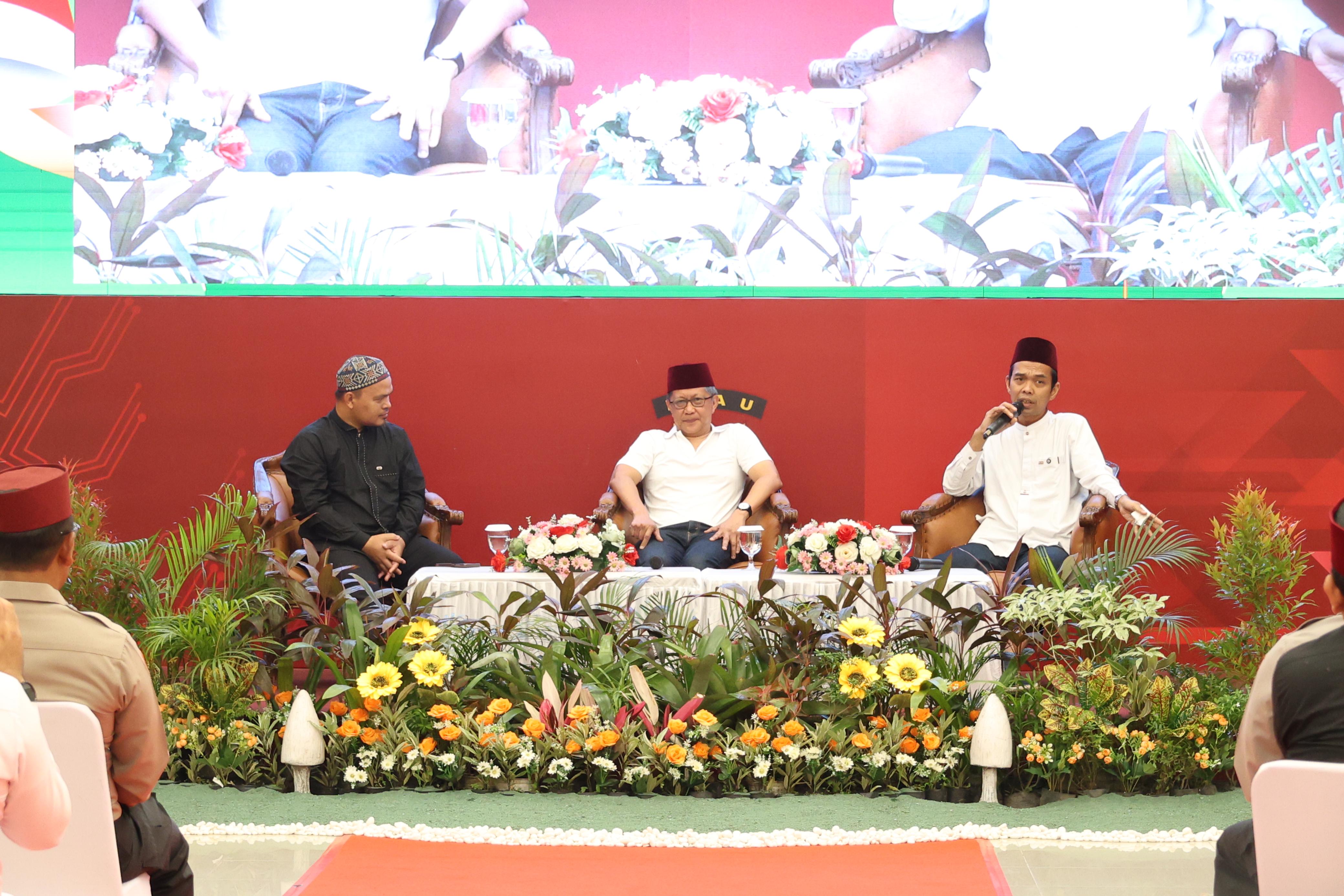 Polda Riau Gelar Kajian Subuh Ilmiah Bersama UAS dan Rocky Gerung