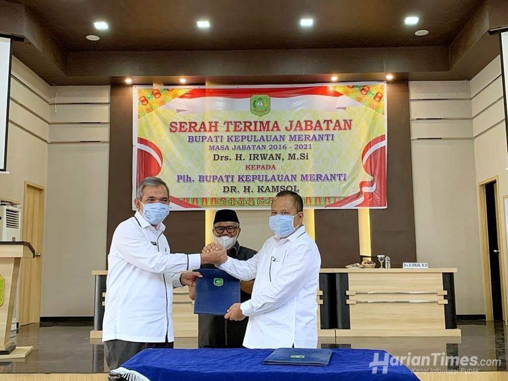 Masa Jabatan Berakhir, Irwan Serahkan Semua Aset dan Fasilitas Pemerintah ke Plh Bupati Meranti