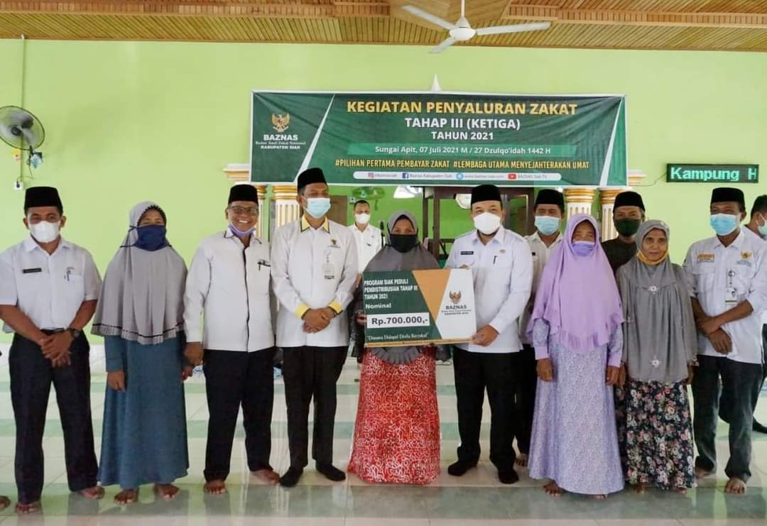 Wabup Siak Husni Merza Serahkan Bantuan Zakat ke Warga Sungai Apit