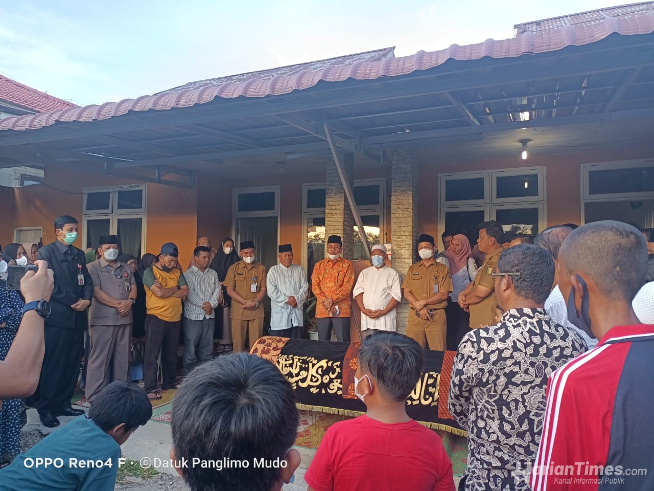 Kuansing Kembali Berduka, Plt Bupati Suhardiman Lepas Jenazah Pejabat Eselon 4 di Rumah Duka
