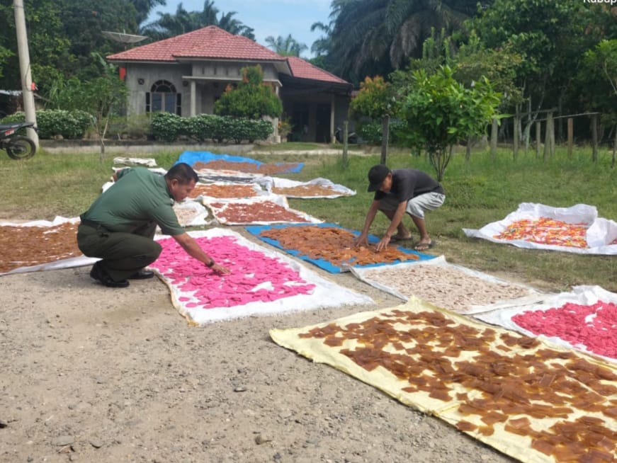 Dukung UMKM, Anggota Koramil 0321- 05/RM Dampingi Pembuatan Kerupuk Warga di Desa Bangko Sempurna