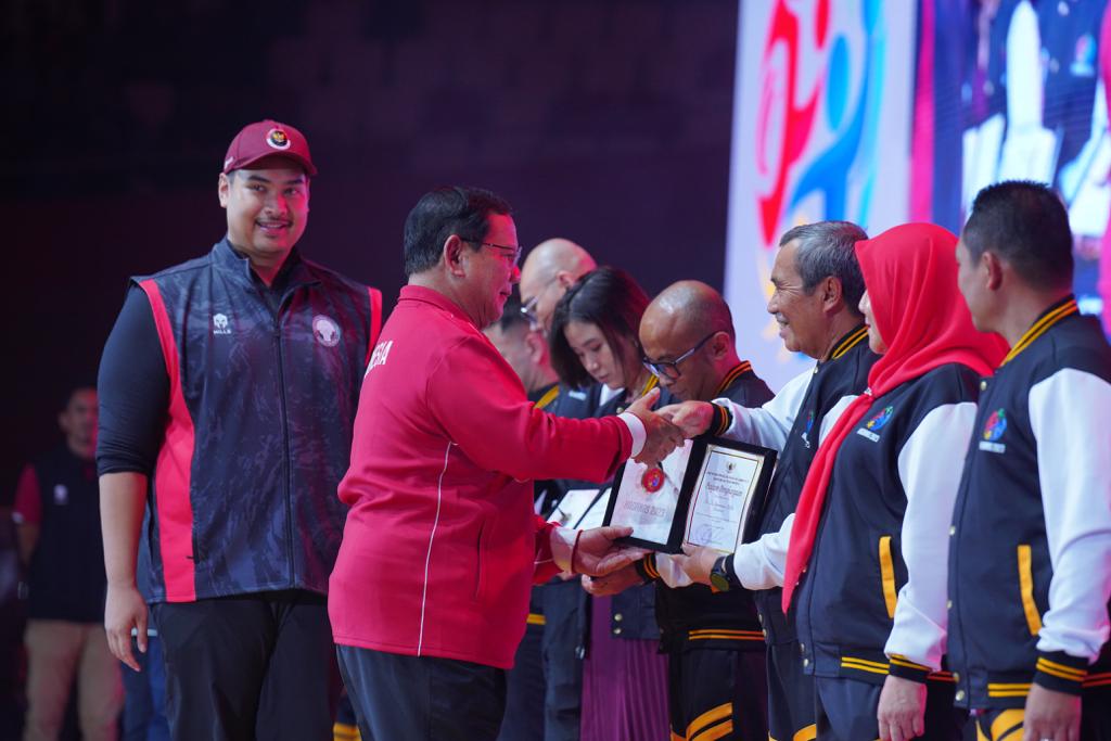 Gubri Syamsuar Terima Piagam Penghargaan Pelaku Olahraga Berprestasi Tahun 2023 dari Menpora
