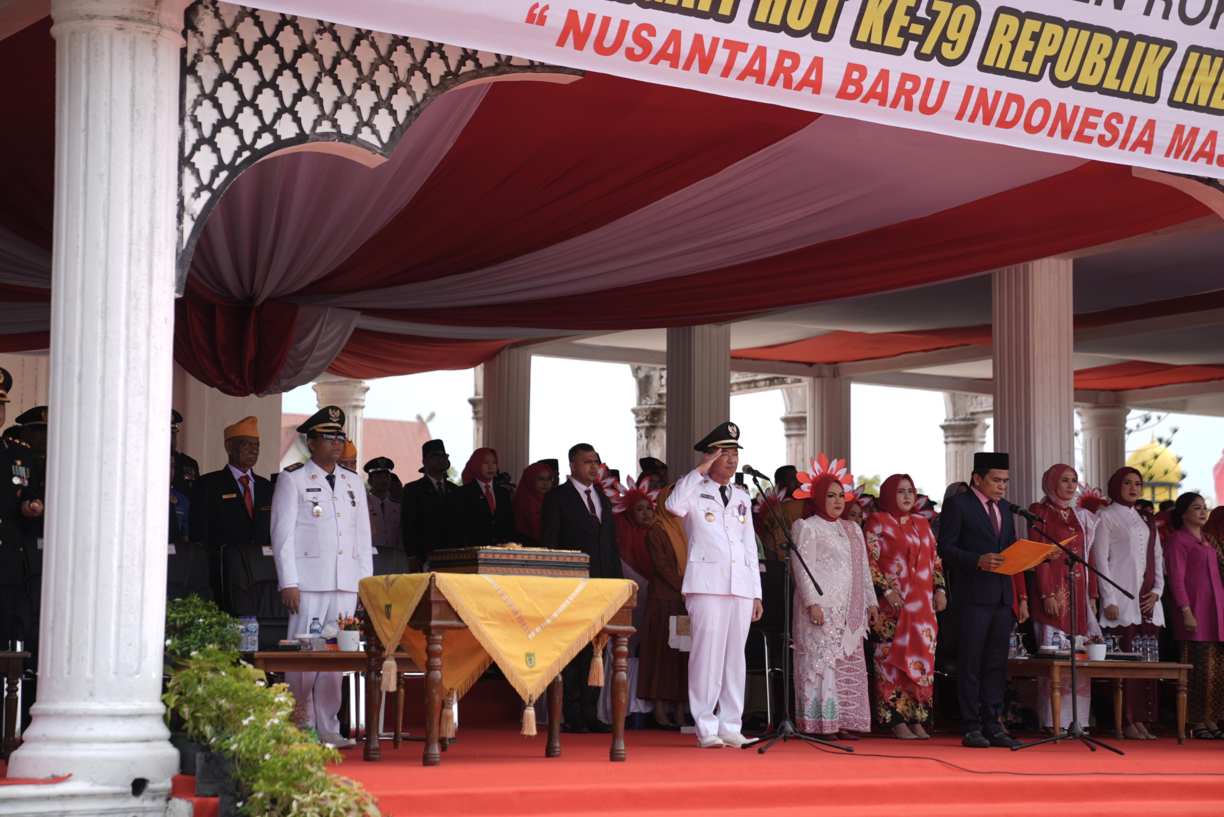 Bupati Rohil Afrizal Sintong Irup HUT RI ke-79 di Lapangan Purna MTQ Batu Enam