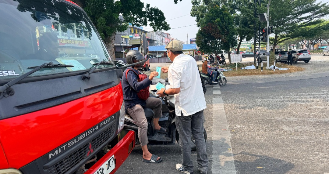 Bagikan Masker Gratis, PWI Riau Ajak Warga Lindungi Kesehatan