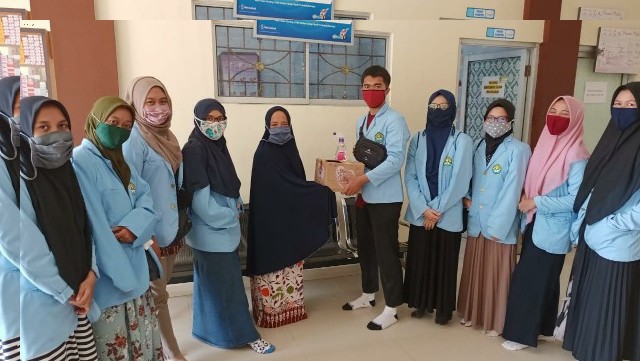 Mahasiswa Kukerta Integrasi Unri Distribusikan Hand Sanitizer ke Beberapa Lokasi di Tampan