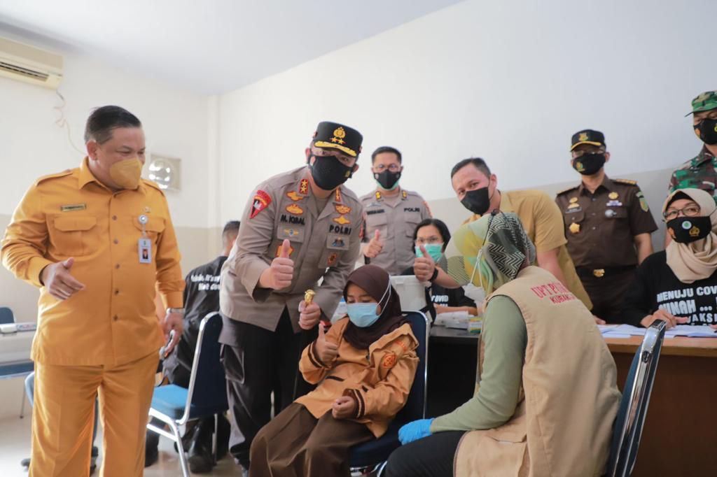 Vaksinasi Akbar Polda Riau Bertabur Macam Hadiah
