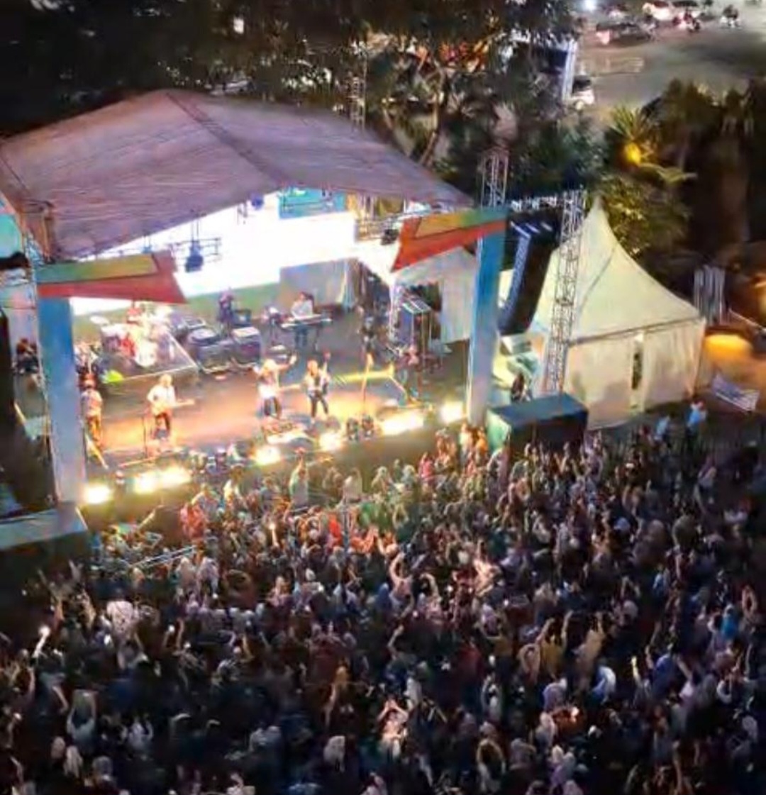 Musisi Ternama Ibukota Hibur Pengunjung SampoernaFest di Pekanbaru Musisi Ternama Ibukota Hibur Pengunjung SampoernaFest di Pekanbaru